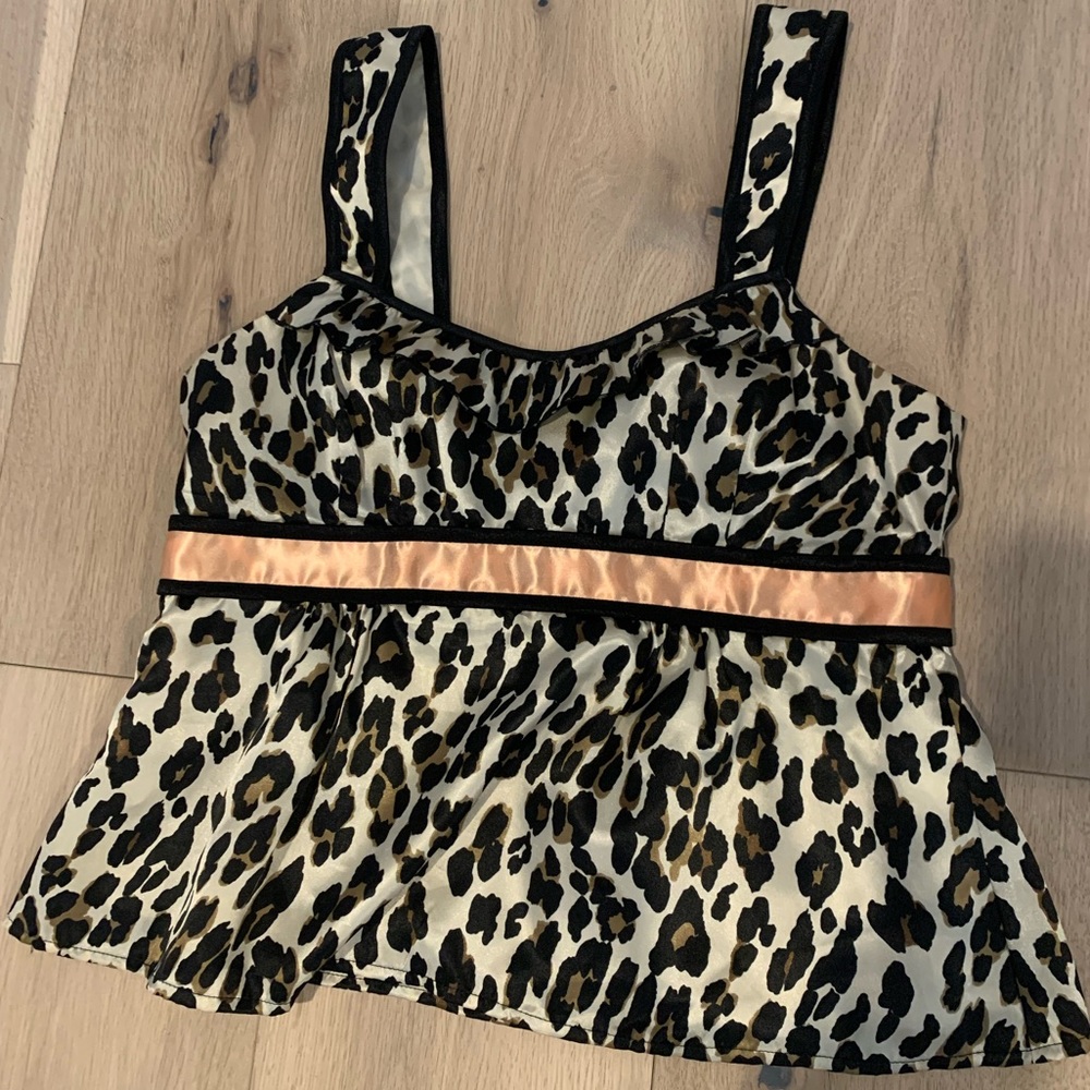 Super cute satin leopard top!